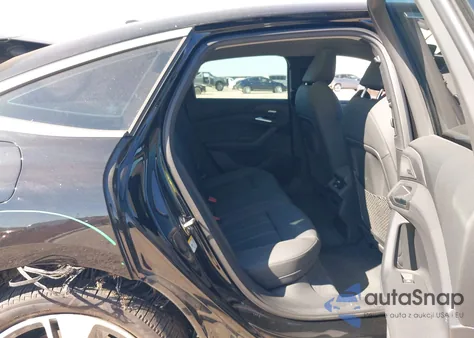 2025 Audi A6 E-Tron Premium Plus z USA, uszkodzony, nr VIN WAU2CAGH1SA018325